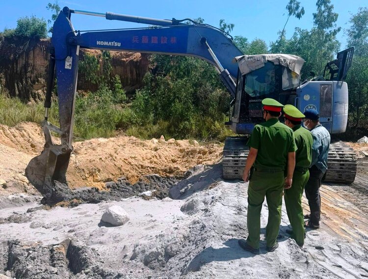 Hàng trăm tấn chất thải nghi độc hại đổ trái quy định ra môi trường vừa được Công an Quảng Ngãi phát hiện và đang điều tra. Ảnh: Công an Quảng Ngãi.