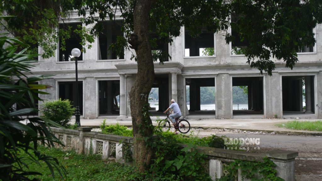 Ong Hai (ngu o TP Ha Noi) chia se trong tam trang lo lang: “Sang nao toi cung ra day tap the duc. May hom nay, lien tuc nhin thay kim tiem da qua su dung vut bua bai xung quanh cong trinh chua hoan thien trong cong vien Thong Nhat. Ngoai ra, cac doi tuong con vut tai cac loi di bo. Viec nay, khien toi vo cung buc xuc, viec vo tinh giam phai thi qua nguy hiem co nguy co lay cac benh ve truyen nhiem”