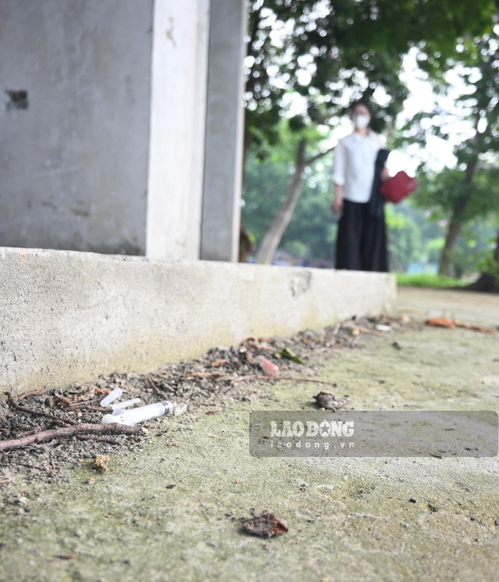 Kim tiem cu da su dung nam vuong vai ngay tren loi di ven ho. Viec vo tinh dam phai kim tiem co the khien nguoi dan doi dien nguy co lay nhiem cac benh nguy hiem nhu, viem gan B, C, HIV/AIDS...