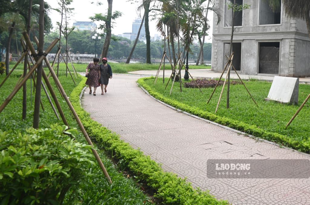 Tuong tu, chi Huyen (ngu o quan Hoan Kiem, TP Ha Noi) - cho biet, viec kim tiem vut bua bai khong chi gay nhech nhac do thi ma con la moi nguy hiem tiem an voi suc khoe cong dong. “Toi mong rang cac co quan chuc nang can hanh dong quyet liet de tra lai su an toan va binh yen cho nhung khong gian xanh tai cong vien Thong Nhat“, chi Huyen noi.