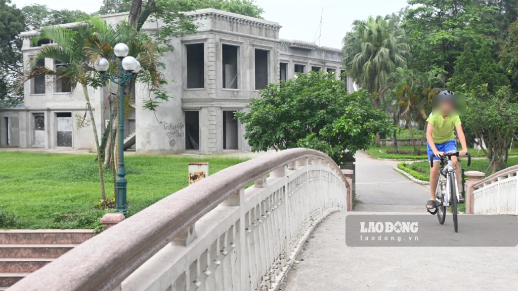 Truoc tinh trang tren, nguoi dan dia phuong mong muon chinh quyen dia phuong va don vi quan ly cong vien co bien phap kiem tra thuong xuyen, thu gom kip thoi rac thai y te nguy hai. Dong thoi, tang cuong luc luong chuc nang tuan tra, xu ly nghiem cac hanh vi tiem chich ma tuy va vut kim tiem da qua su dung bua bai tai noi cong cong.