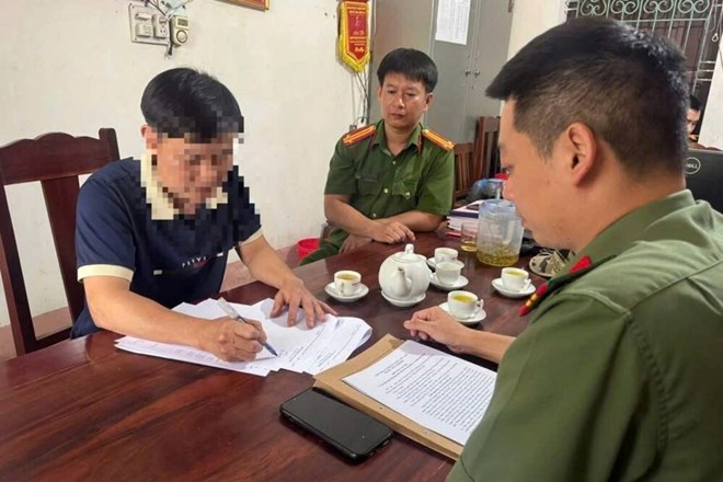 Vợ bị công an dởm lừa tiền, chồng lên mạng bức xúc quá đà bị xử phạt