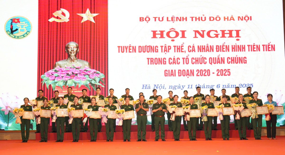 Cac dai bieu cung tap the, ca nhan co thanh tich xuat sac trong Phong trao thi dua giai doan 2020 - 2025. Anh: Le Trang