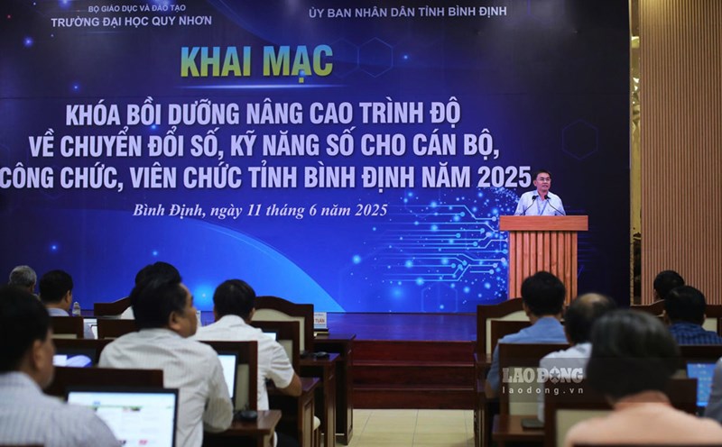 Cadres, civil servants and public employees of Binh Dinh province participated in a training course to improve their qualifications in digital transformation and digital skills. Photo: Hoai Phuong