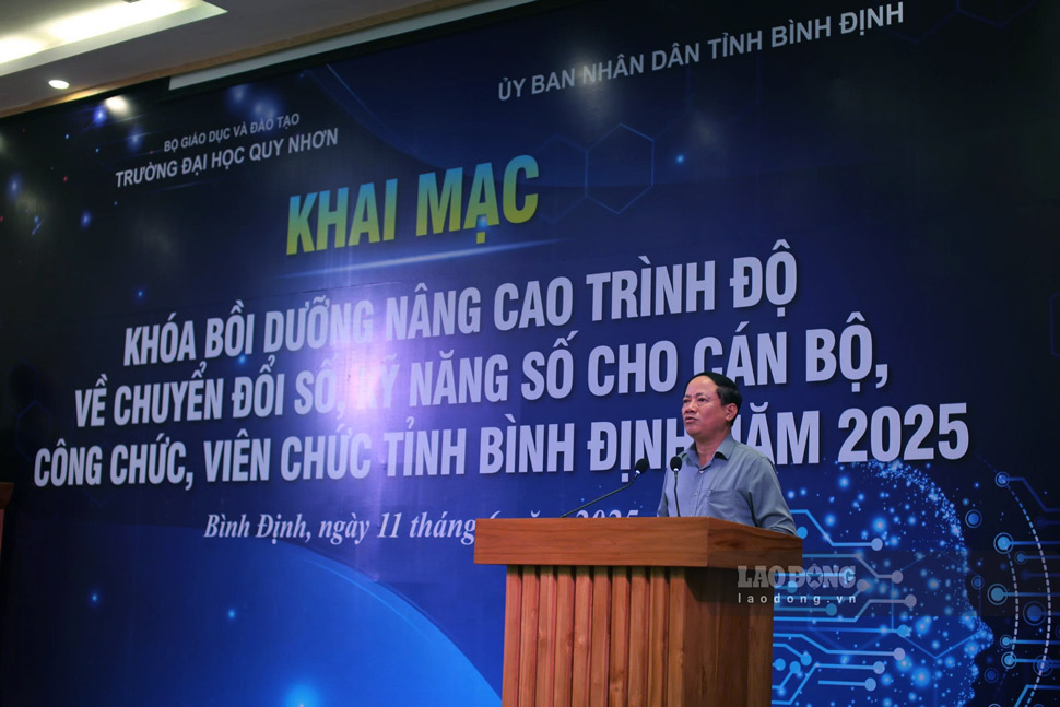 Chu tich UBND tinh Binh Dinh phat bieu chi dao. Anh: Hoai Phuong