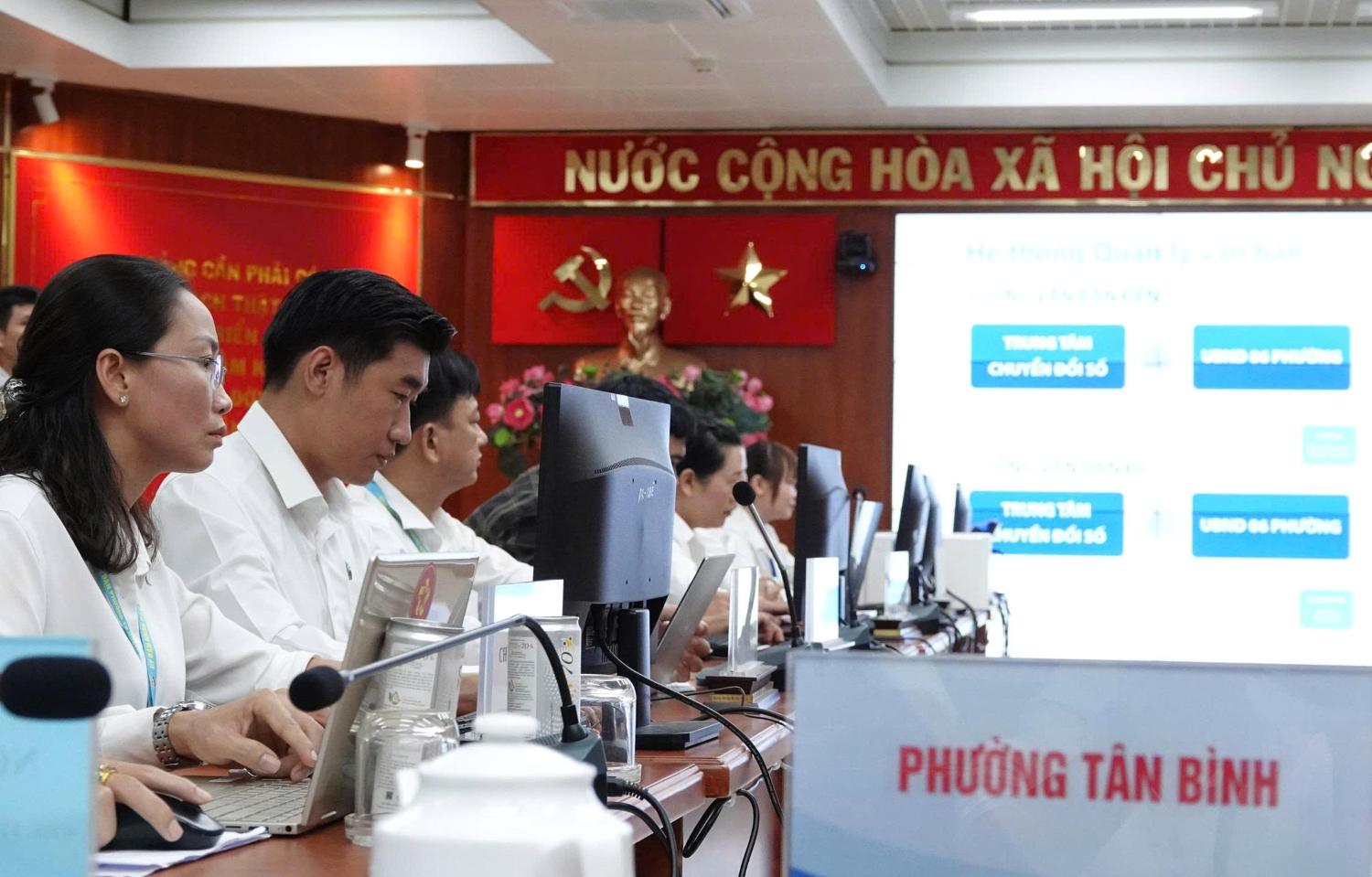 Civil servants of Tan Binh ward (HCMC) participated in the trial operation of the 2-level local government model. Photo: Minh Quan