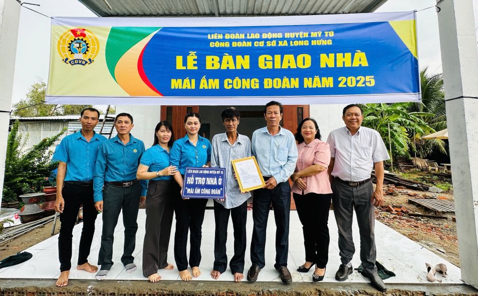 Ban giao nha Mai am Cong doan cho doan vien Tran Minh Thien. Anh: Quang Thuan
