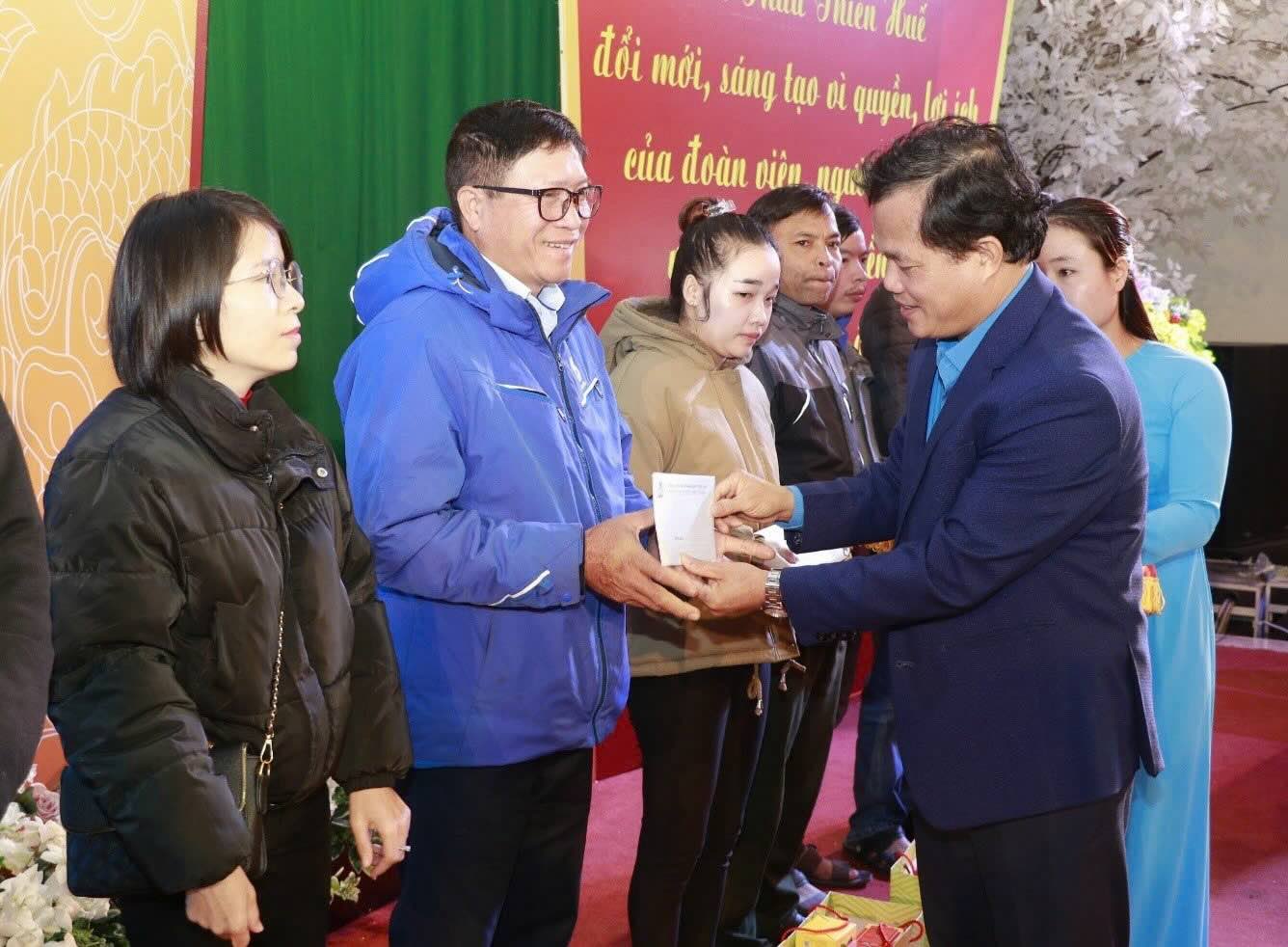 Chu tich LDLD TP Hue Le Minh nhan tang qua den doan vien, nguoi lao dong co hoan canh kho khan. Anh: Q. An.