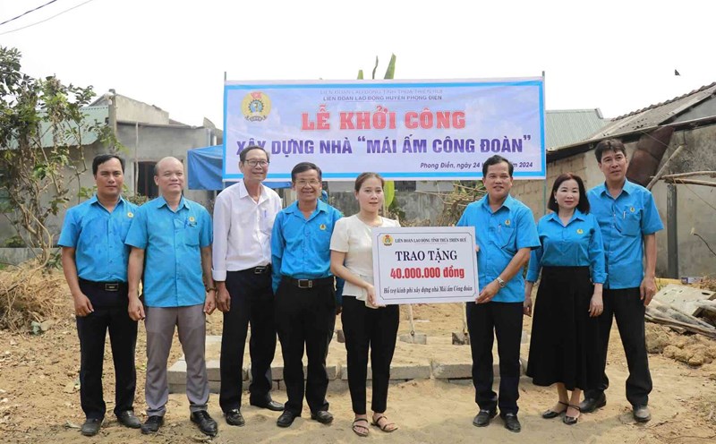 Leaders of the Hue City Labor Federation presented "Union Shelter" house support to union members in difficult circumstances. Photo: H. Hien.