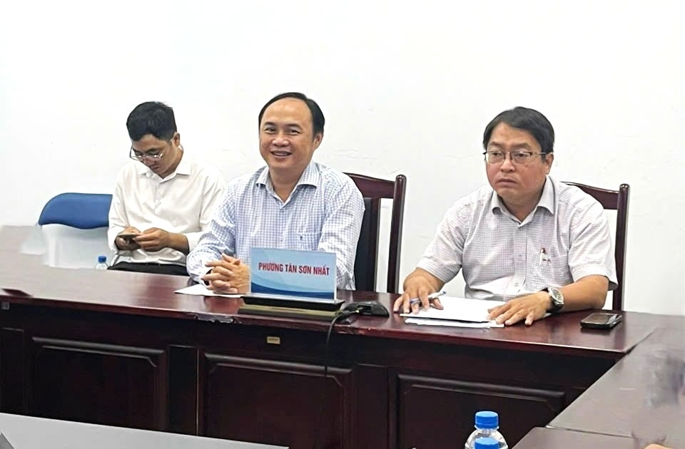 Dong chi Le Hoang Ha, Bi thu Quan uy Tan Binh (trai) va dong chi Doan Van Du, Quan uy vien, Pho Chu tich UBND quan tai diem Trung tam Hanh chinh cong phuong Tan Son Nhat. Anh: Minh Tam