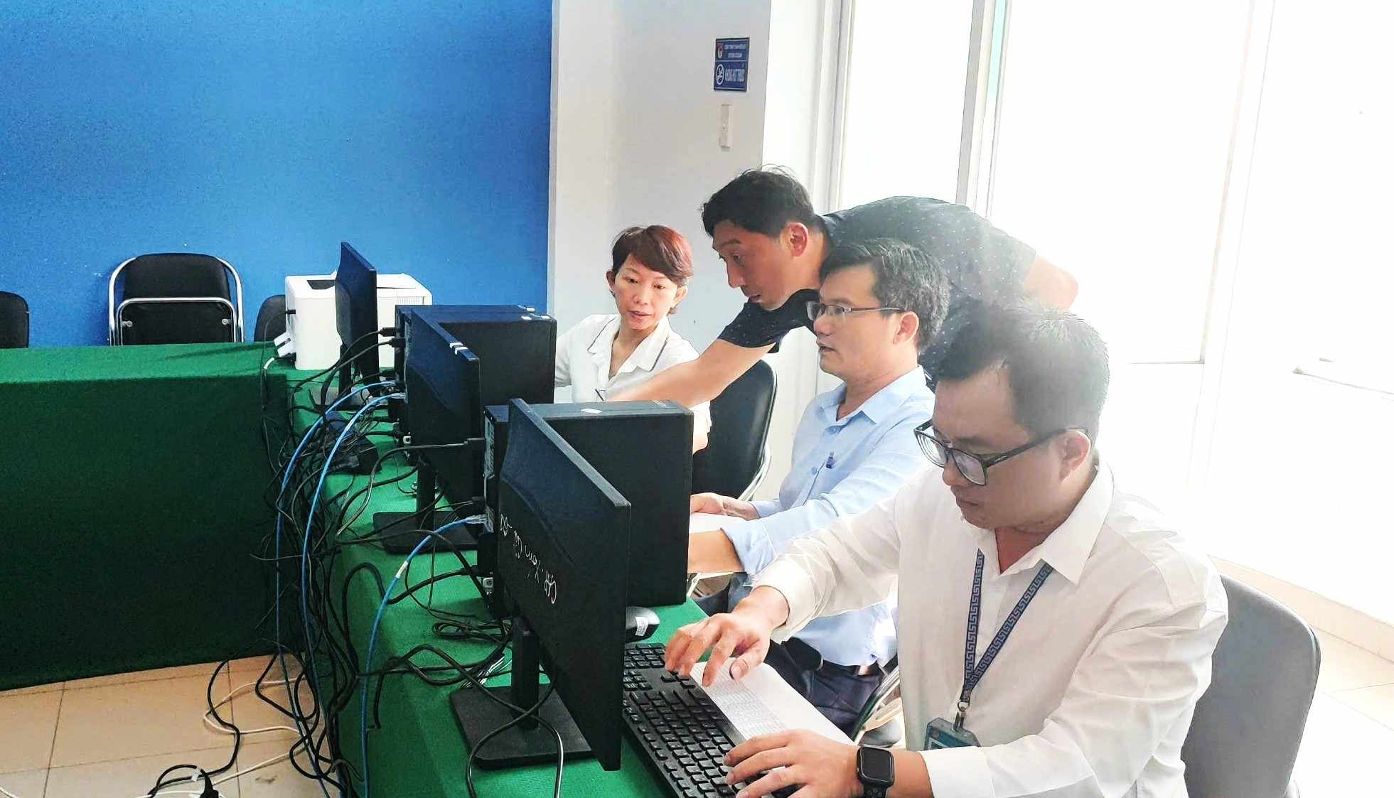 Can bo, cong chuc thao tac truc tiep tren nen tang so dung chung trien khai mo hinh chinh quyen dia phuong 2 cap tai diem du kien Trung tam Hanh chinh cong phuong Tan Son Nhat. Anh: Minh Tam
