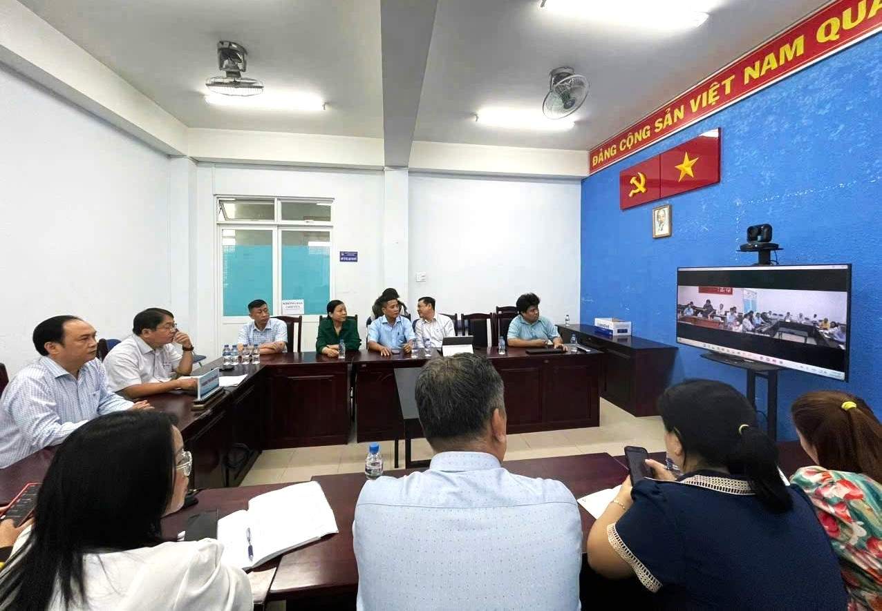 Can bo, cong chuc tham gia van hanh thu nghiem mo hinh chinh quyen dia phuong 2 cap tai Trung tam Hanh chinh cong phuong Tan Son Nhat. Anh: Minh Tam