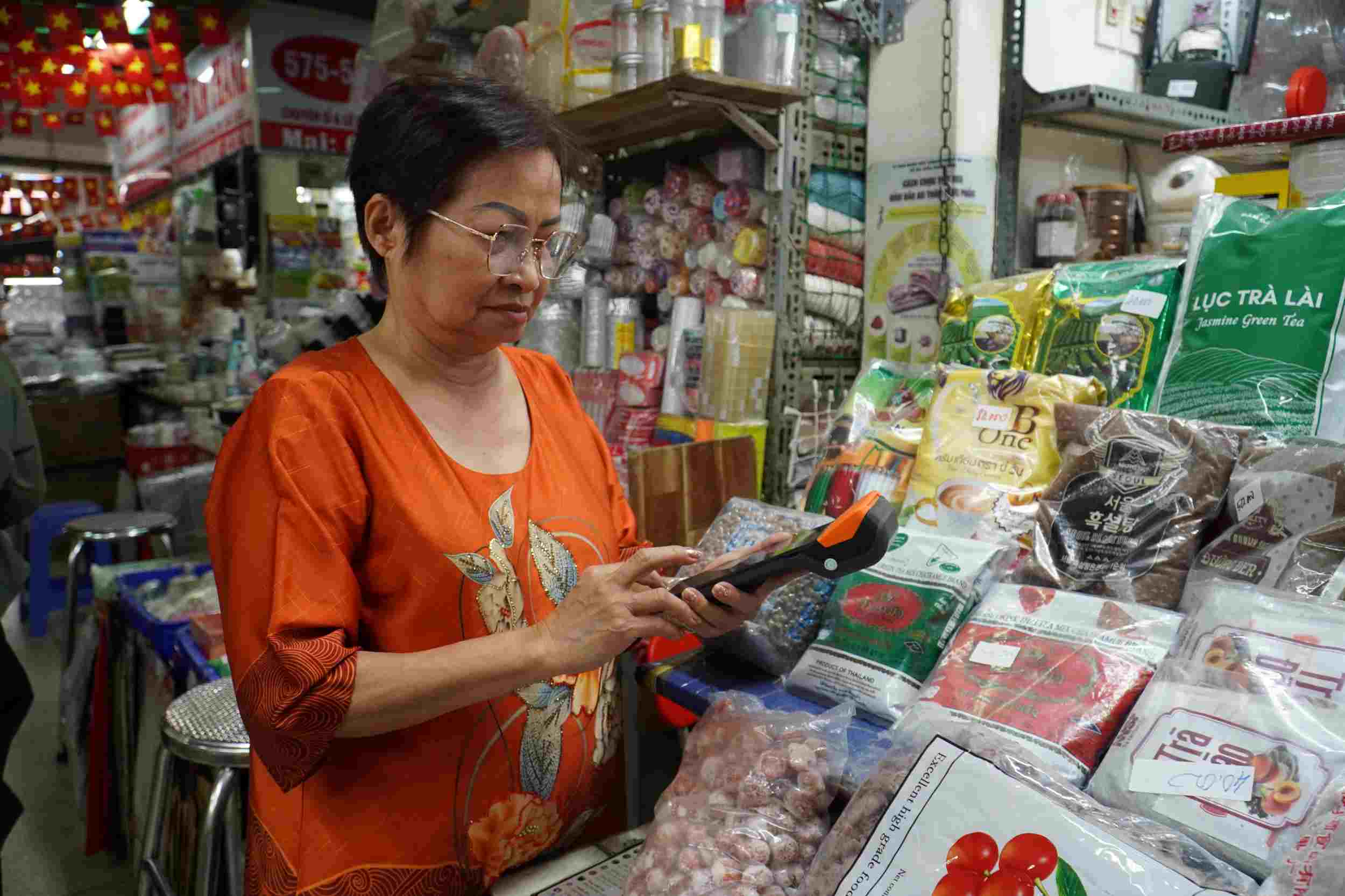 Los comerciantes tradicionales del mercado en la ciudad de Ho Chi Minh todavia se preguntan con las facturas electronicas.