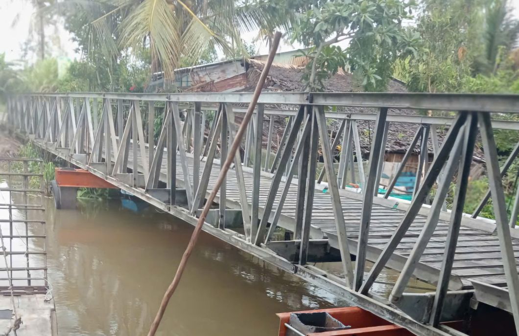 Cau sat da duoc sua chua, khac phuc. Nguoi dan phuong tien da luu thong qua lai. Anh: Nguoi dan cung cap