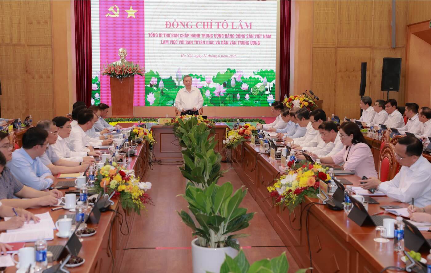 Tong Bi thu To Lam phat bieu mo dau buoi lam viec. Anh: Hai Nguyen