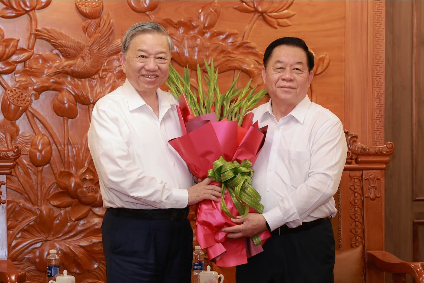 Uy vien Bo Chinh tri, Bi thu Trung uong Dang, Truong Ban Tuyen giao va Dan van Trung uong Nguyen Trong Nghia tang hoa Tong Bi thu To Lam. Anh: Hai Nguyen