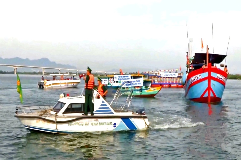 Luc luong bien phong Quang Nam khan truong keu goi tau thuyen neo dau an toan, tranh tru bao so 1. Anh: Hoang Bin