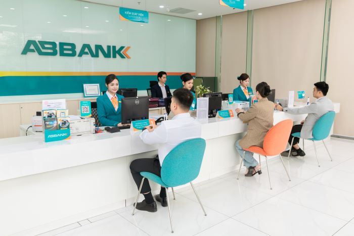 Nhan dip sinh nhat lan thu 32, ABBANK tang mien phi 320 tai khoan so dep moi thu 6 hang tuan, dong thoi tang them 0,2% lai suat cho khach hang gui tiet kiem tai quay tu nay den 30.6.2025. Anh: ABBANK
