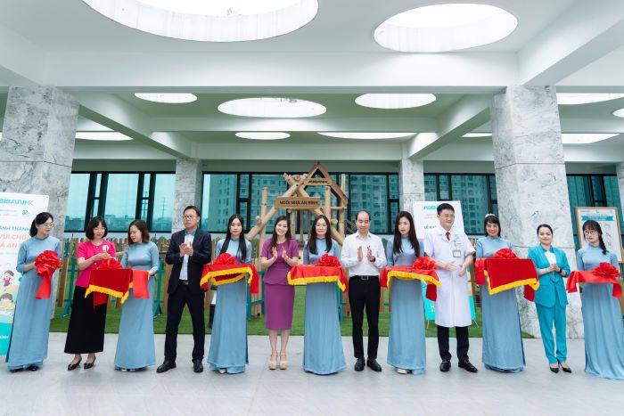 Chi sau hon 1 thang phat dong va trien khai xay dung, khu vui choi Ngoi nha An Binh danh cho cac em nho da chinh thuc duoc khanh thanh va trao tang cho Benh vien Nhi Ha Noi. Anh ABBANK