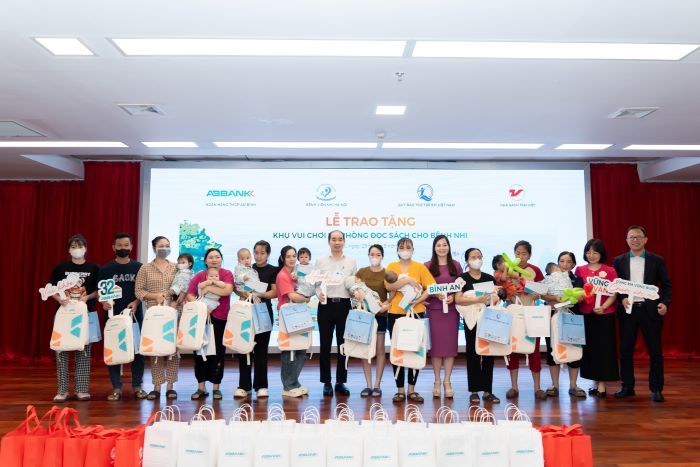 Dai dien ABBANK trao qua va tham hoi, tro chuyen, vui choi cung cac benh nhi tai Benh vien Nhi Ha Noi. Anh ABBANK
