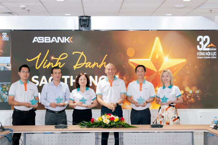 ABBANK vinh danh nhung CBNV co thanh tich tot va co qua trinh cong hien lien tuc tu 5 nam tro len trong chuong trinh “Sao Thang 5”. Anh ABBANK