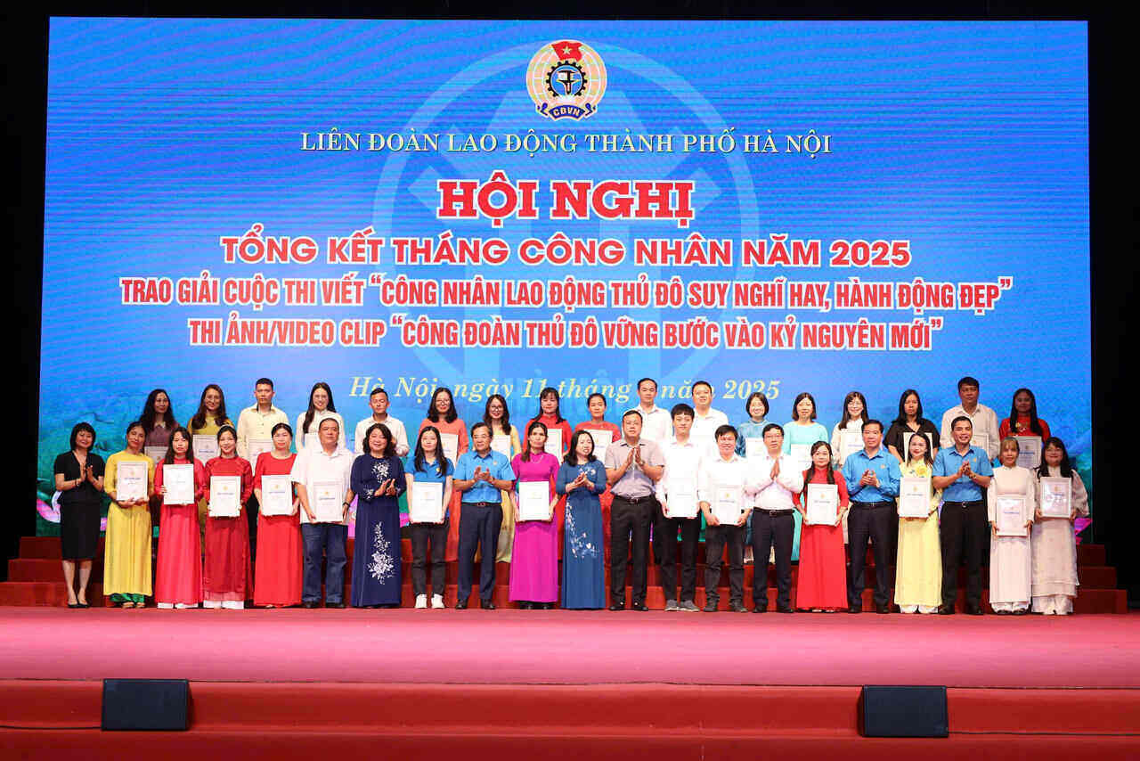 Vicepresidente Permanente de la VGCL General Thu Xuong otorgo premios por trabajadores y sindicatos organizados por la Federacion Laboral de Hanoi el mes del mes de trabajo en 2025. Foto: Kieu Vu Vu