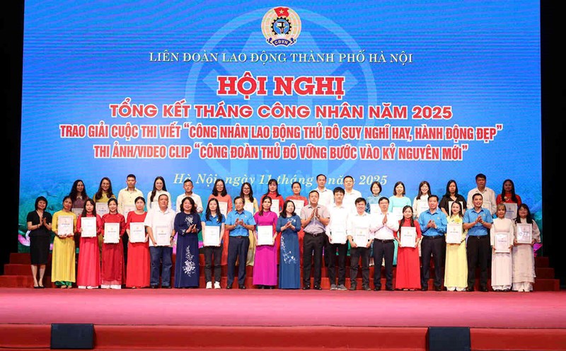Permanent Vice President of the Vietnam General Confederation of Labor Thai Thu Xuong presented awards for competitions on workers and trade unions organized by the Hanoi City Labor Federation on the occasion of Workers' Month in 2025. Photo: Kieu Vu
