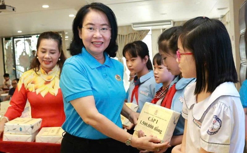 Ms. Phan Thi Minh Duyen - President of the District 11 Labor Federation - presented Nguyen Duc Canh scholarship to primary school students. Photo: Duc Long