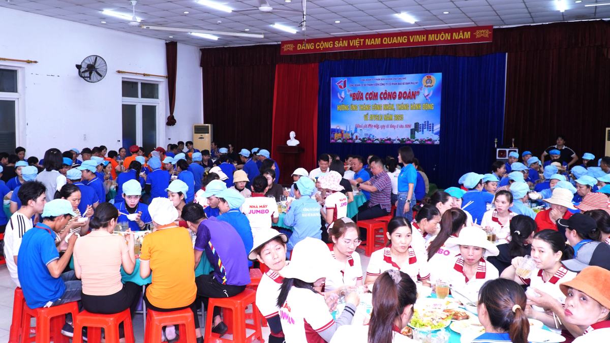 La escena de las comidas sindicales organizadas para casi 500 trabajadores. Foto: Phuong Ngan