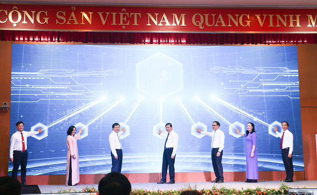 Los delegados presionaron el boton para iniciar el movimiento "Numero popular" y abrieron el portal web para implementar la Resolucion No. 57-NQ/TW de Nghe una provincia. Foto: Phuong Thuys