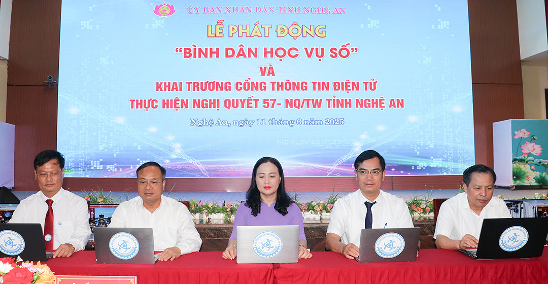 Cac dai bieu ky cam ket thuc hien phong trao “Binh dan hoc vu so”. Anh: Phuong Thuy