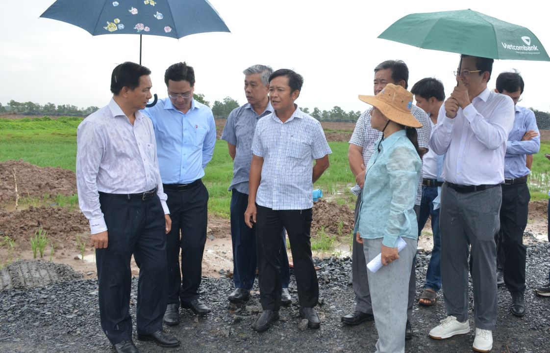 Lanh dao UBND tinh va cac so, ban nganh tinh, UBND thanh pho Soc Trang kiem tra thuc te tai Du an Duong Vanh dai I. Anh: HOANG LAN