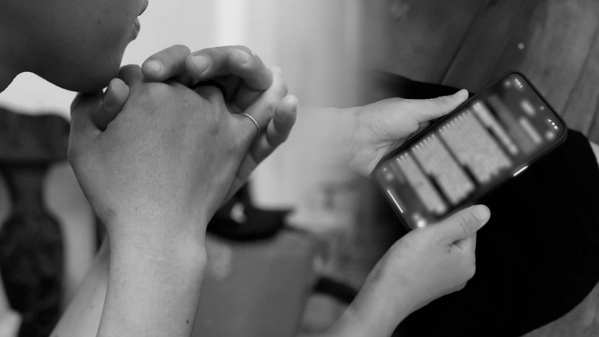 Betrayed after 15 years of dating, the girl in pain discovered that her lover had a wife and children abroad