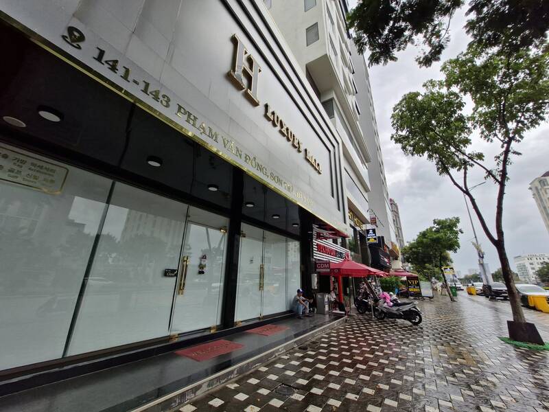 Despues de ser severamente castigado y obligado a destruir los bienes, los bienes de lujo Danods Denods (Son Tra District, Da Nang) cerraron. Foto: Thu Giang