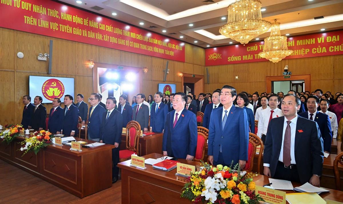 El Congreso del Partido del Departamento de Propaganda Central y el Departamento de Mobilizacion Central llevaron a cabo una ceremonia de recaudacion de banderas antes del tiempo de apertura. Foto: Partido Comunista Electronico de Vietnam