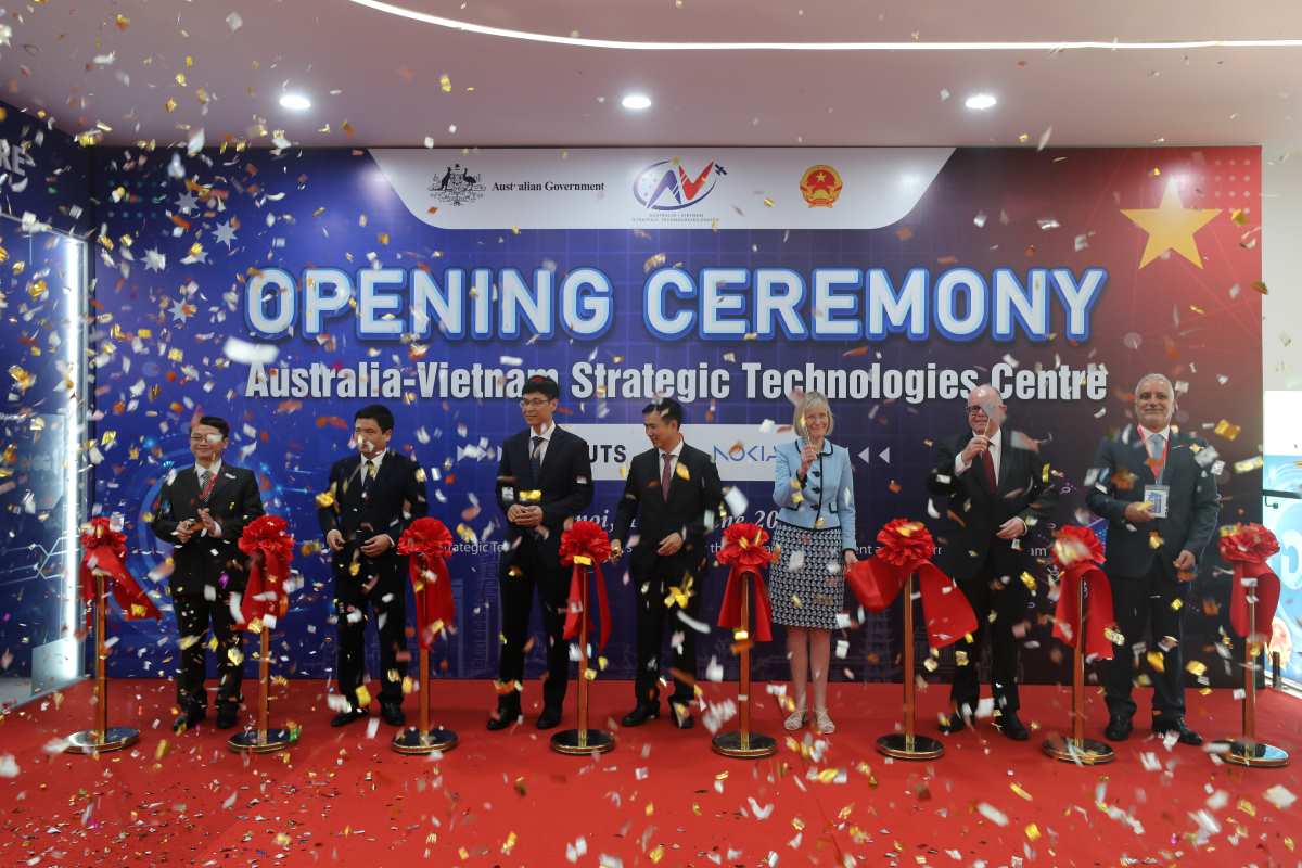 Australian Ambassador Gillian Bird (3rd from right), Deputy Minister of Science and Technology Bui The Duy (4th from left) and delegates cut the ribbon to inaugurate the Center. Photo: Australian Embassy