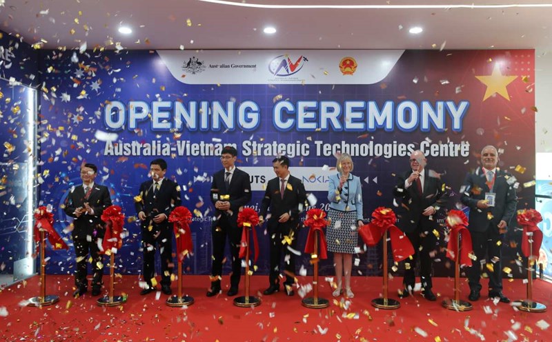 Australian Ambassador Gillian Bird (3rd from right), Deputy Minister of Science and Technology Bui The Duy (4th from left) and delegates cut the ribbon to inaugurate the Center. Photo: Australian Embassy