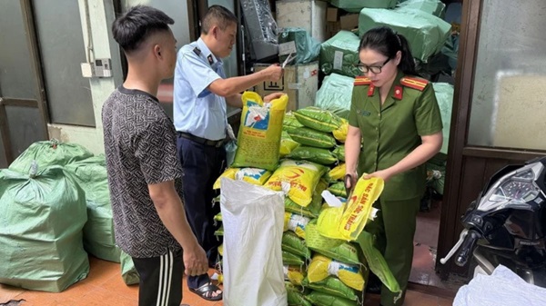 Las fuerzas funcionales verificaron el comercio de arroz en Hanoi. Foto: Hanoi Qltt