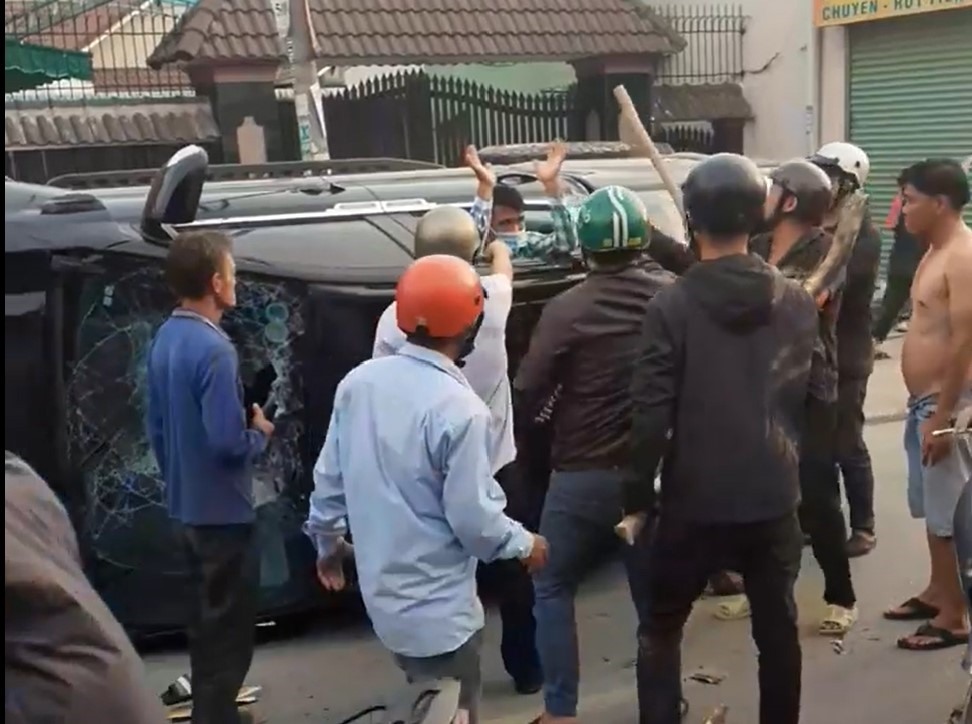 Người dân tham gia hỗ trợ lực lượng chức năng khống chế bắt giữ 2 đối tượng trên xe tại hiện trường gây án vào tháng 4.2023. Ảnh: Duy Minh