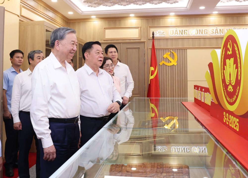 Tong Bi thu To Lam cung cac dai bieu tham quan phong truyen thong Ban Tuyen giao va Dan van Trung uong. Anh: Hai Nguyen