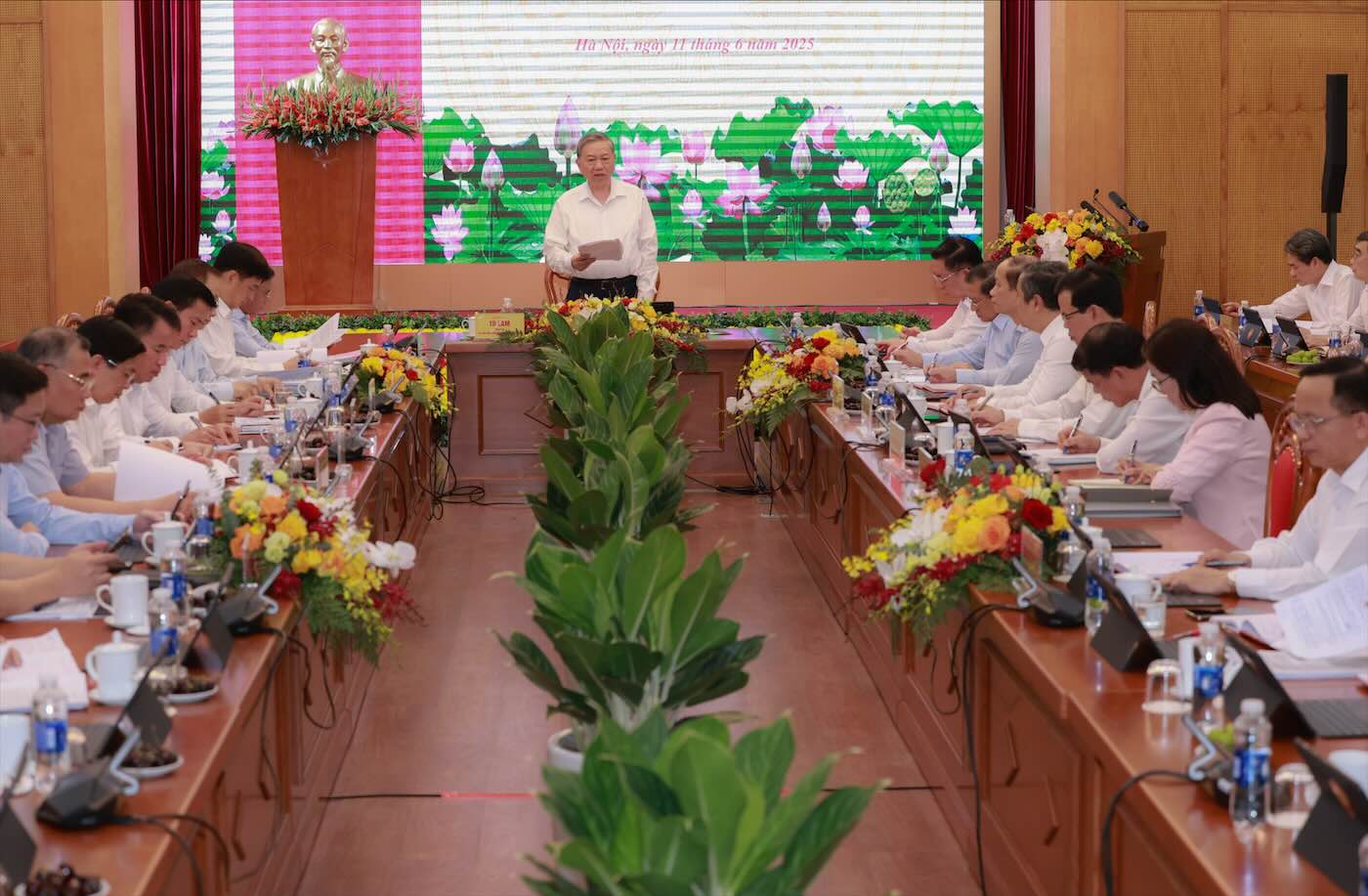 Tong Bi thu To Lam lam viec voi Ban Tuyen giao va Dan van Trung uong. Anh: Hai Nguyen