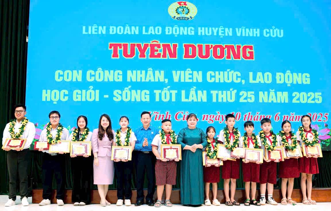 La Federacion Laboral del Distrito Vinh Cuu elogio a los hijos de trabajadores, funcionarios y buenos trabajadores, que viven bien en 2025. Foto: Union del distrito del distrito de Vinh Cuu