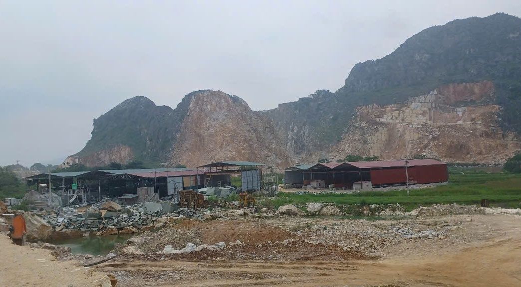 The victim died in the area of the Nhat mountain stone quarry. Photo: Ha Nong