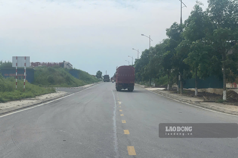 Nhiều phương tiện trống chờ đợi để bốc hàng hoặc di chuyển sang biên giới. Ảnh: Đinh Đại