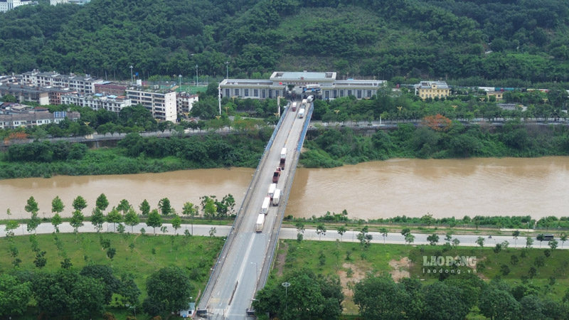 Cầu Kim Thành bắc qua sông Hồng là con đường mà các phương tiện phải đi qua để sang bên kia biên giới. Ảnh: Đinh Đại