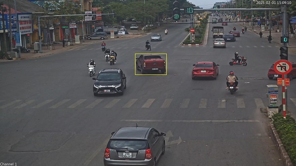 El automovil gira a la izquierda en el lugar donde hay letrero con un contenido prohibido de girar a la izquierda para el tipo de vehiculo que se controla. Obra de arte: Policia de Bac Giang