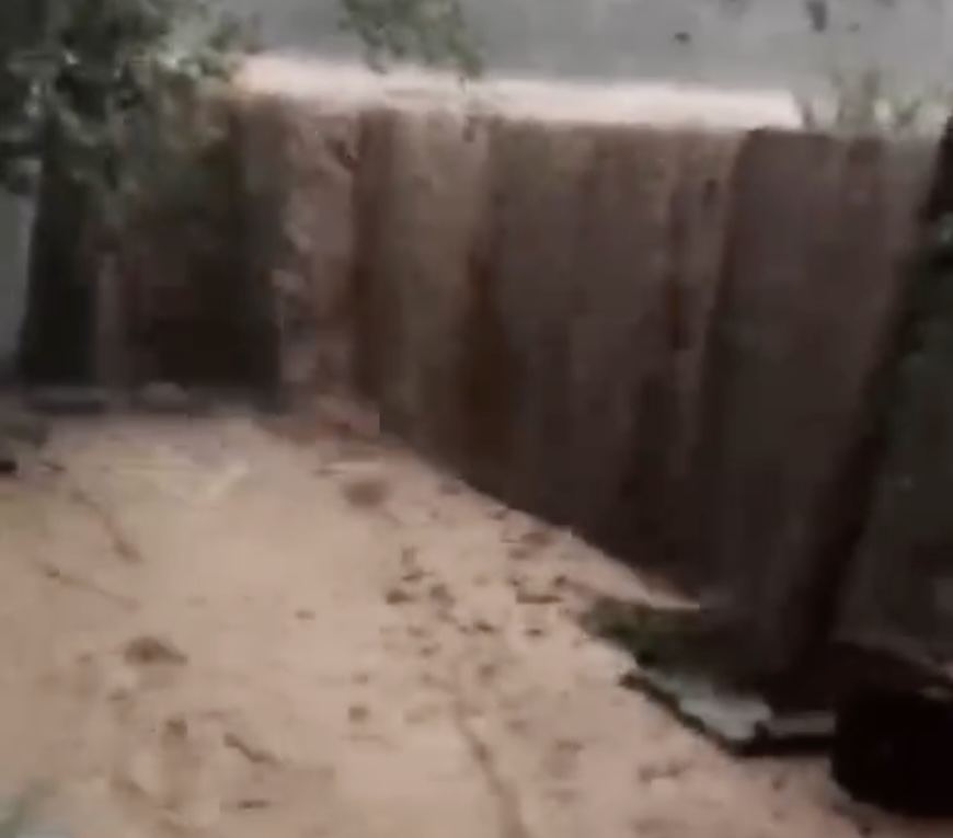 La lluvia vertiendo el terraplen cerca de las casas de las personas en riesgo de deslizamientos de tierra. Foto: Quang an