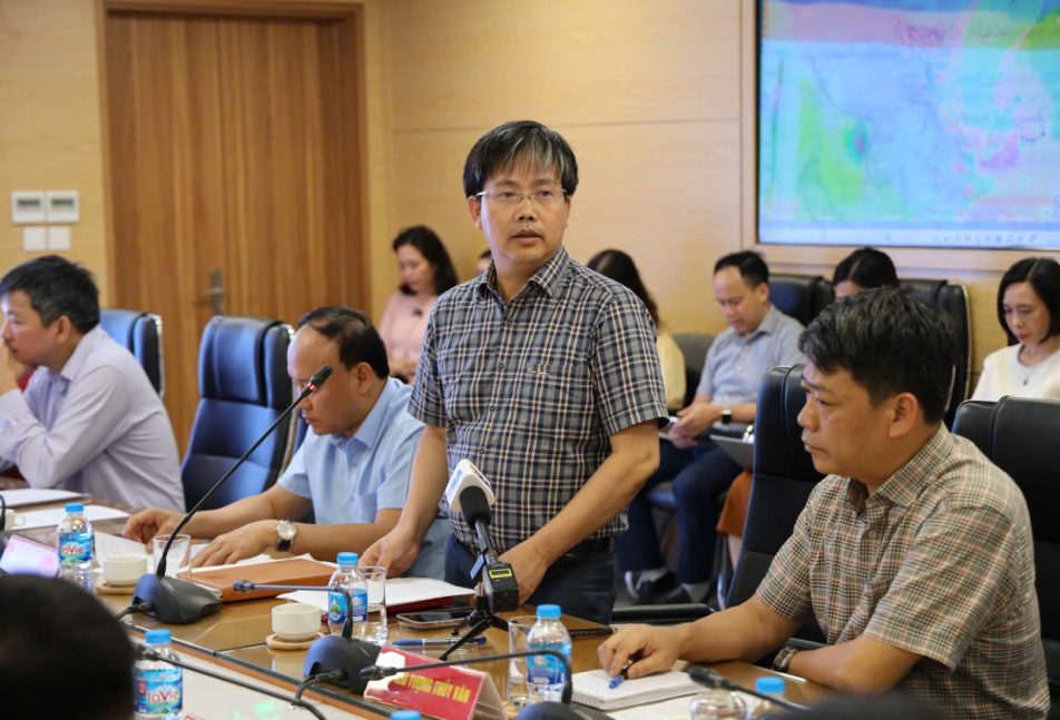 Ong Mai Van Khiem phat bieu tai cuoc hop.