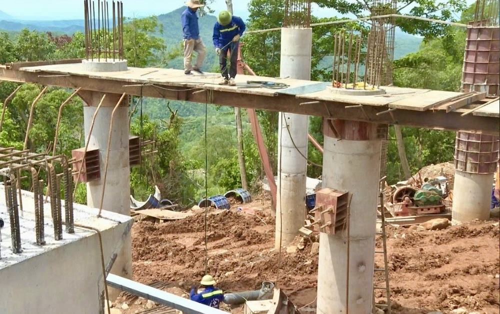 Tranh thu thoi tiet thuan loi, cac cong nhan khan truong thi cong. Anh: Duy Tuan
