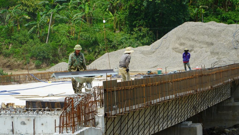 Thi cong cau Dai Ninh. Anh: Duy Tuan
